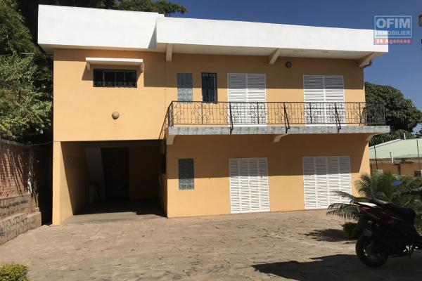 À louer une villa moderne à étage de type F4 dans un quartier calme de Maibahoaka avec accès facile non loin du centre commercial Shopprite et Score, et à 5 mn de l’aéroport Ivato (NON DISPONIBLE)