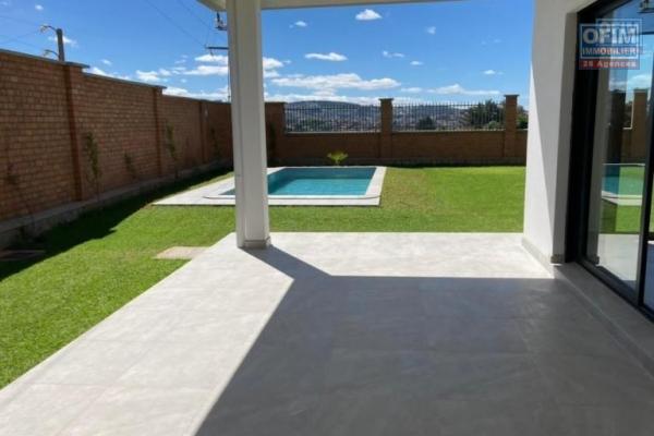 Villa contemporaine F5 avec piscine à Soavimbahoaka ( NON DISPONIBLE )