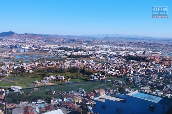 Appartement T3 neuf, haut standing, 103 m2 avec vue imprenable sur La haute ville Ambohipotsy