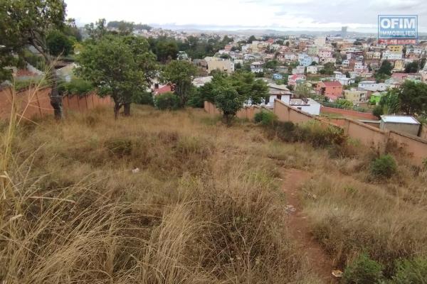 Beau terrain de 1000 m2 , clôturé, avec magnifique vue sur Nanisana Ambatobe- Antananarivo