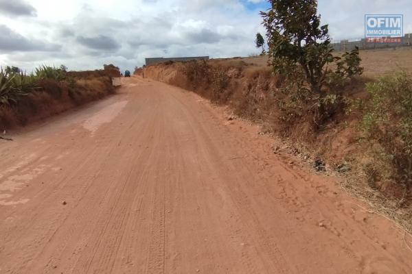 Terrain de 2124 m2 facile d'accès, en bord de route à Ambohidratrimo- Antananarivo