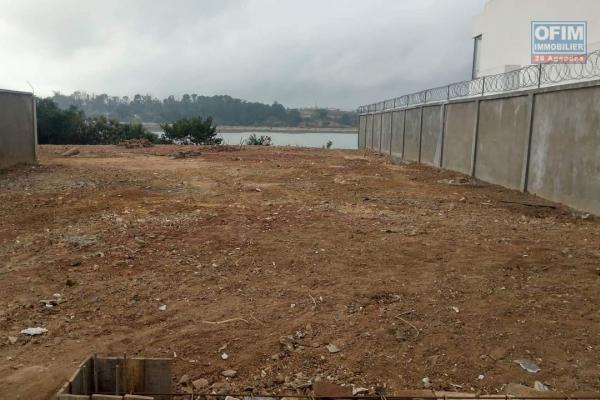 Affaire rare, un terrain de 840 M2 pied dans l'eau au lac d'Andranotapahina - Antananarivo