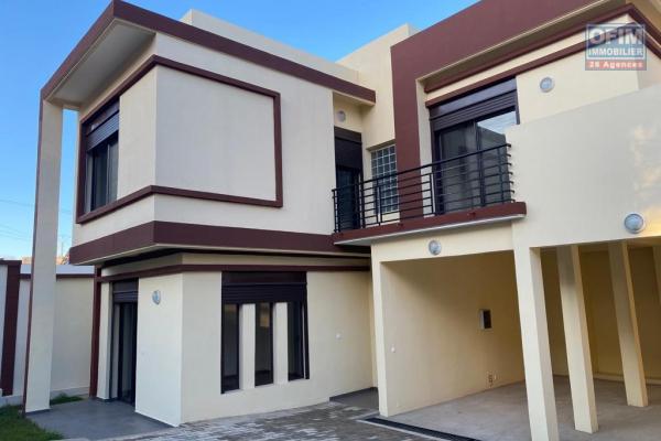 Une villa neuve F6 avec piscine à 5mn à pied du Lycée à Ambatobe