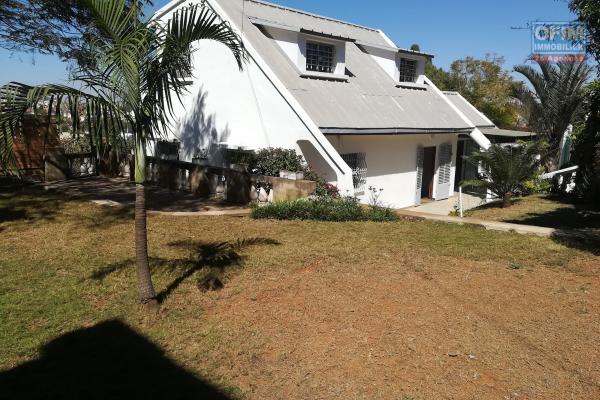 Charmante Villa à louer dans une propriété de 900m2 située à 3min à pieds du Lycée Français.LOUE