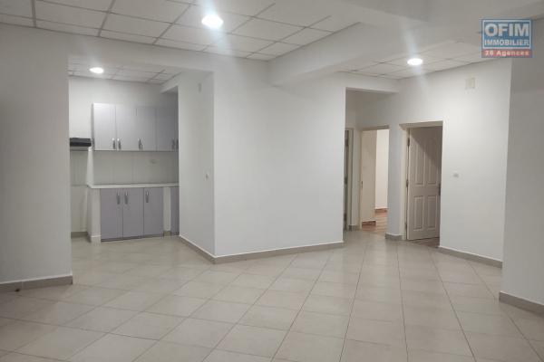 À louer un appartement neuf de type T4 au 3ème étage d'un immeuble de R +3 avec ascenseur sis à Ampefiloha à quelques minutes du centre ville