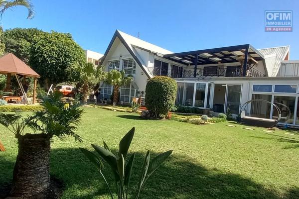 OFIM immobilier loue une magnifique Villa F6 dans une propriété de 1800m2 et de 300m2 de surface bâtie nichée dans le quartier prisé Ivandry