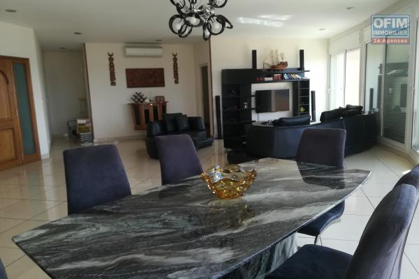 Un grand appartement T5 meublé avec vue à Faravohitra