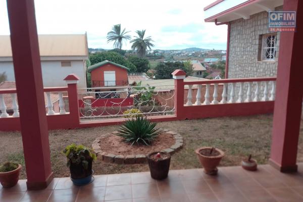 A vendre une villa plain-pied de haut standing situé dans le quartier d'Antsofinondry Sabotsy Namehana