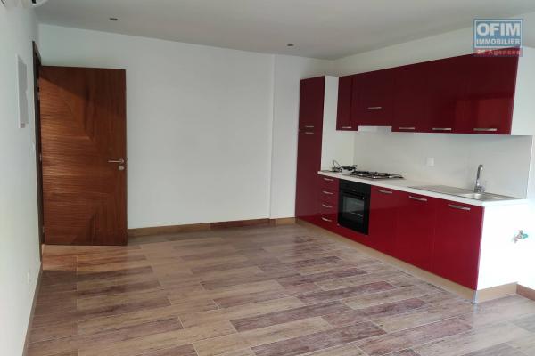 OFIM immobilier offre en location deux appartements T2 non meublé ou meublé selon besoin au 1e et 2e étage sur la haute ville près du palais de la reine.