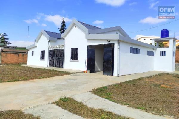OFIM Immobilier loue une charmante villa basse neuve F3 sur Ivato Andraondrikely. Elle est à 5min du route principale