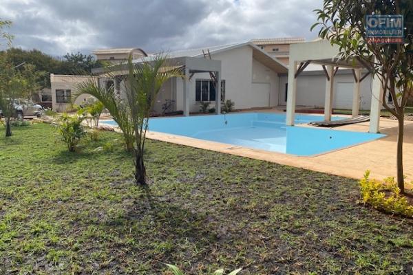 Une villa F5 avec jardin et piscine à Androhibe
