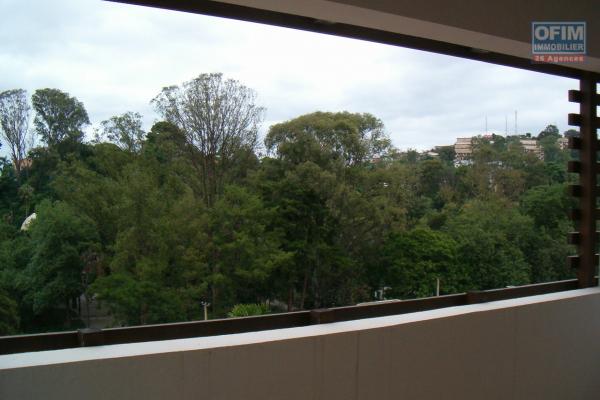 Location d'un appartement T3 dans une résidence sécurisée  avec vue sur le parc  de  Tsimbazaza