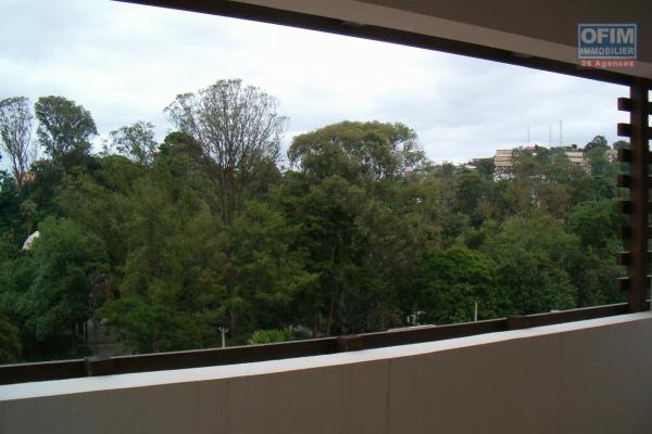 Location d'un appartement T3 dans une résidence sécurisée avec vue sur le parc de Tsimbazaza