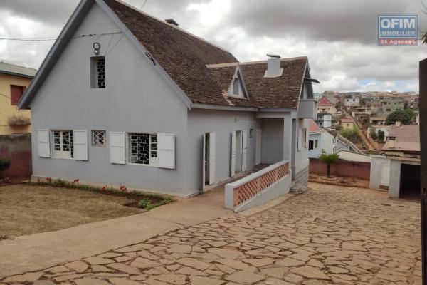 OFIM immobilier loue une villa à étage F6 sise à Androhibe sur un terrain de 800m2 environ