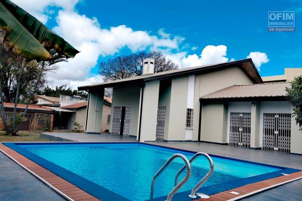OFIM immobilier loue une charmante villa F4 sise à Ambohibao à 1min de l'école Française.LOUE