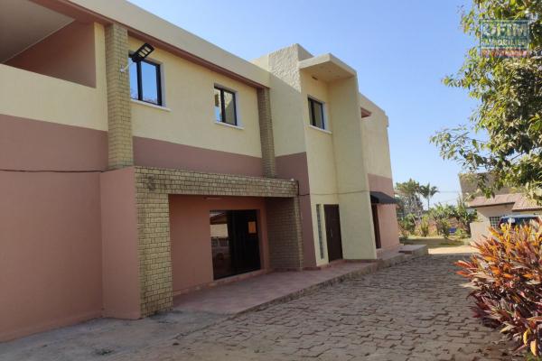OFIM Immobilier loue une grande villa à étage F10 à usage mixte sur Ambohibao Antehiroka en bord de route près de la Bianco. LOUE