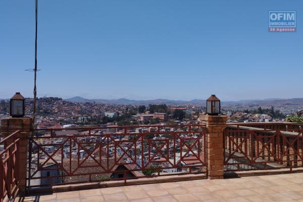 Maison traditionnelle F5 plus un bâtiment R+3 offrant un vue imprenable à 10 min du centre ville sur Anjohy- Antananarivo