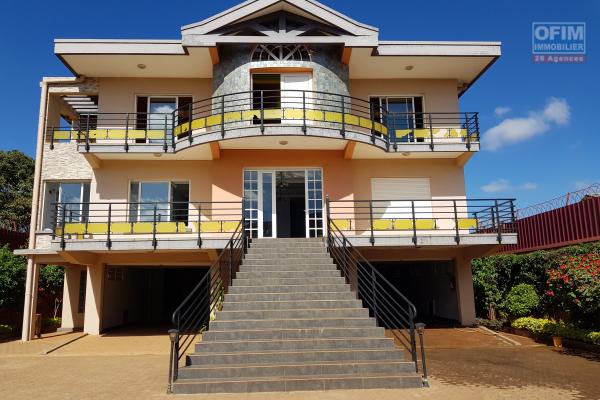 OFIM immobilier une villa à étage F5 sise à Andoharanofotsy Volotara. Elle est à 5min de la route principale.LOUE