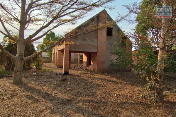 Maison à finir sur un terrain de 850 M2, quartier résidentiel, Faliarivo Ampitatafika- Antananarivo