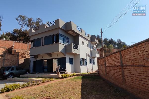 Location d'une villa neuve F6 avec grande terrasse à 7mn de Mahamasina, et de Tsimbazaza