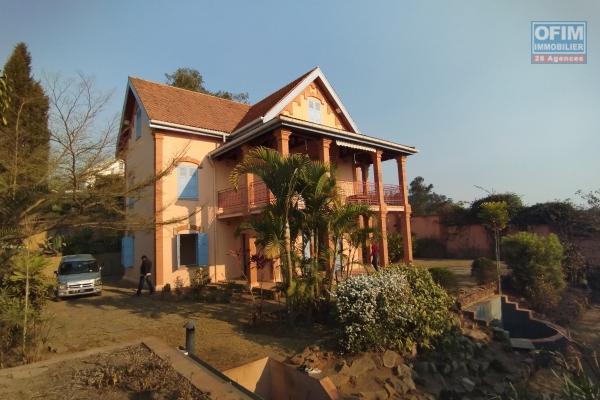 Villa de style traditionnel F9 avec magnifique vue sur Tanà siss à Ambohibe Ambatobe Ilafy- Antananarivo