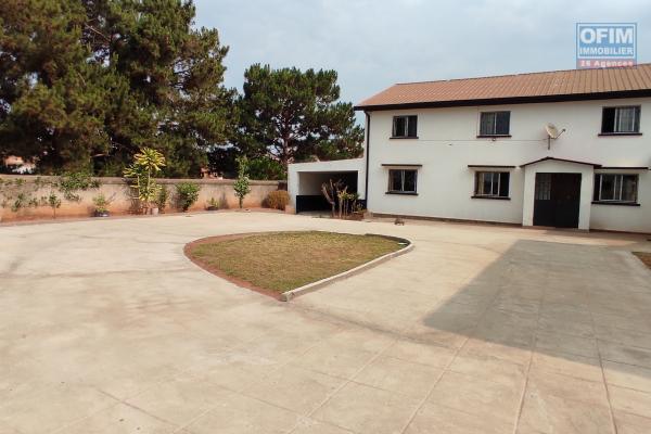 Location d'un appartement T4 semi meublé dans un quartier calme et sécurisé à Itaosy Avarabohitra