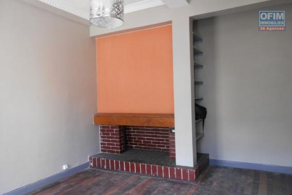 Un appartement T3 à 3mn à pied du centre ville à Ambohidahy