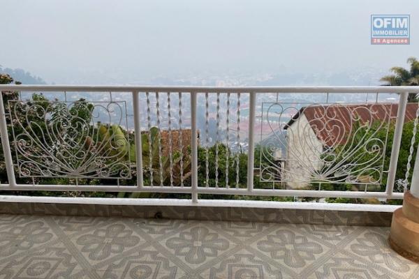 A louer villa F8 à usage mixte sur La Haute Ville avec une très belle vue Tananarive