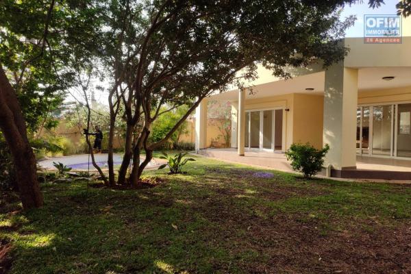 OFIM Immobilier offre en location une Villa F6 avec piscine dans une résidence sécurisée 24/24 à 5min du Lycée Français.