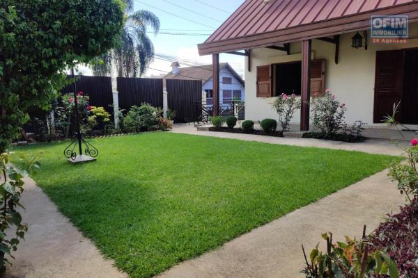 OFIM immobilier offre en location une charmante Villa F6 en bord de route sur Manakambahiny