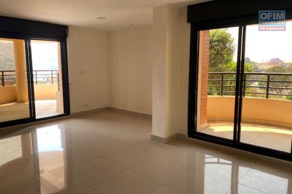 Un appartement neuf T3 avec vue sur le Palais de la Reine à Ampasanimalo