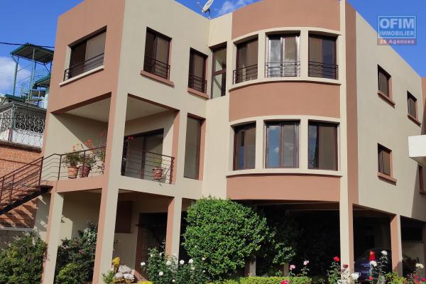 Location d'une maison F5 en duplex avec une vue à 7mn de l'école Française B à Andrainarivo