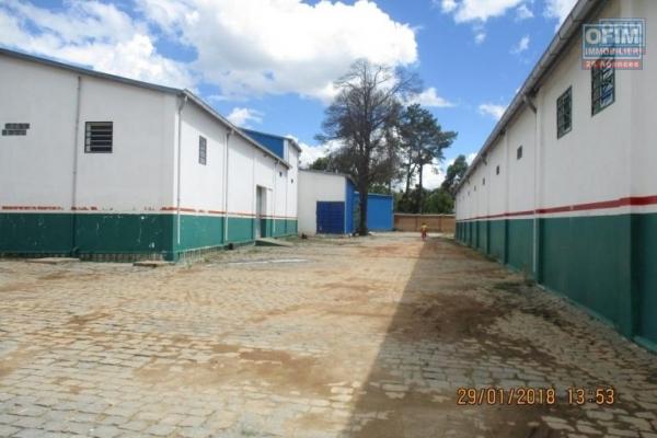 3 Dépôts industriels ou entreposages de 900m2 plain pied disponibles à Ambohibao, alimentation électrique triphasée
