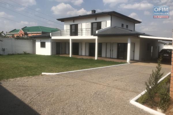 À louer une villa de standing type F5 dans un quartier calme et résidentiel de Mandrosoa Ivato à 5 minutes de l’aéroport international (NON DISPONIBLE)