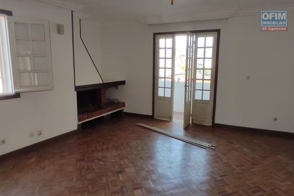 Location appartement T4 en duplex et proches de l'école claire fontaine avec parking bien sécurisé à Antaninandro