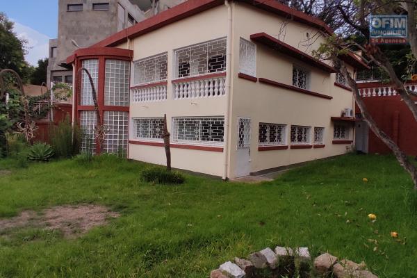 location d'une maison F5 à 5mn à pieds de claire fontaine avec vue sur le lac masay à Ivandry Ambodivoanjo
