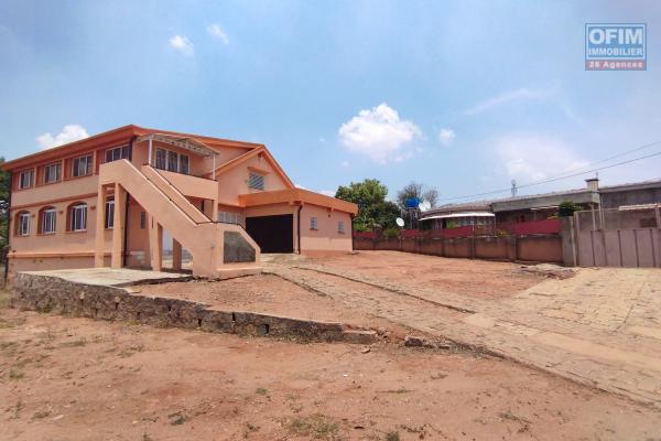 Une propriété de 3100 m2 avec 2 villas sue 3100 m2 de terrain à Imerimanjaka By pass