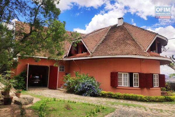 OFIM immobilier loue une charmante Villa F5 meublée avec une vue magnifique bien dégagée sur Antampon'Ankatso qui est à 20min  environs d'Ankorondrano