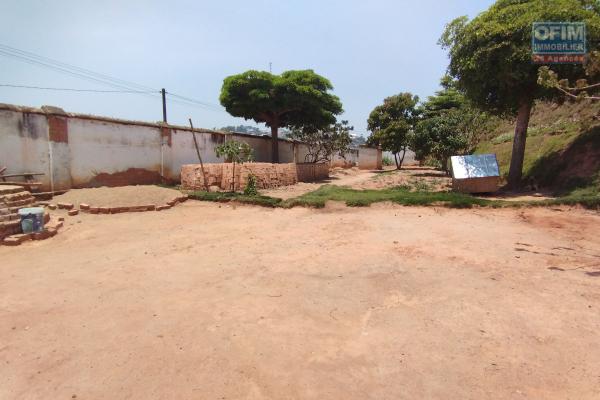 Terrain plat, prêt à bâtir et clôturé de 250 m2 à Ambatobe-Antananarivo