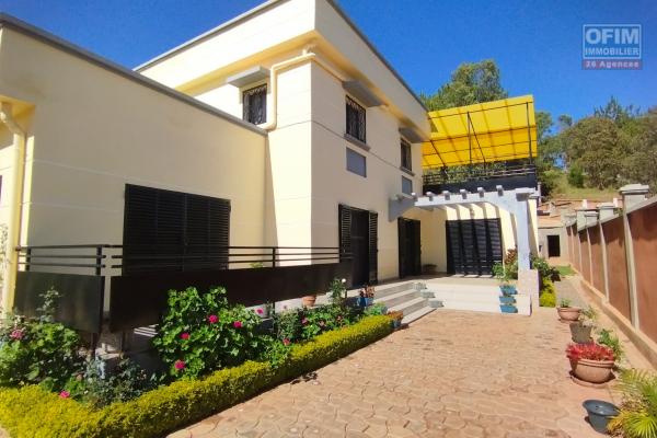 Villa F6 à étage sur 900 m2 de terrain à Ambohimanambola- Antananarivo