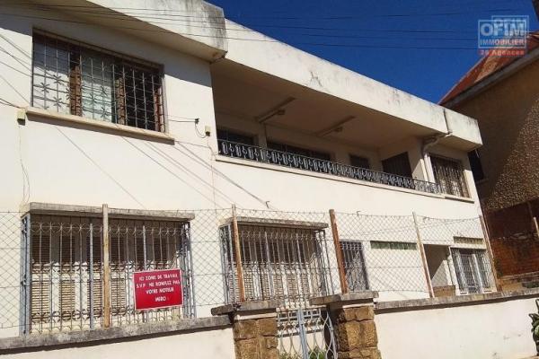 Vente d'une grande maison F9 en bord de route principale à bel air Ankadivato