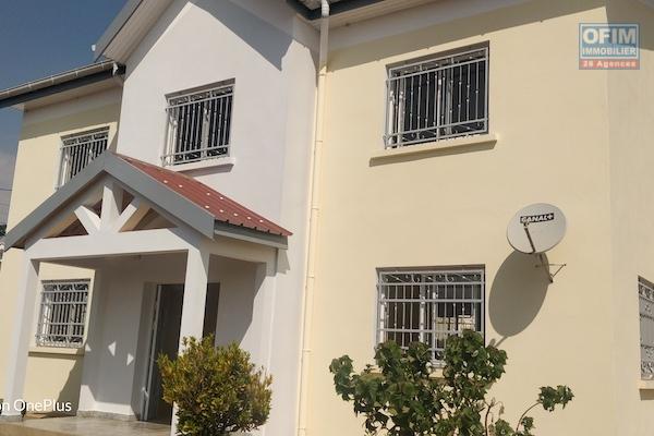 à vendre villa F4 sur grand terrain à ambohibao