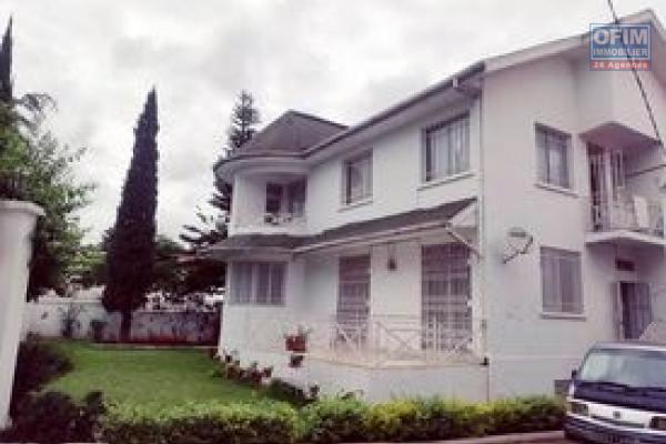 OFIM Immobilier loue un local commercial de 70m2 pour usage de restaurant avec un jardin de 80m2 à peu près sur Farango Analamahitsy