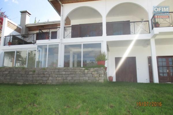 Une villa F9 avec jardin à Ivandry
