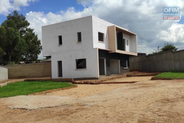  Villa F5 à finir sur un terrain de 1019m2 à ilaivola Ivato