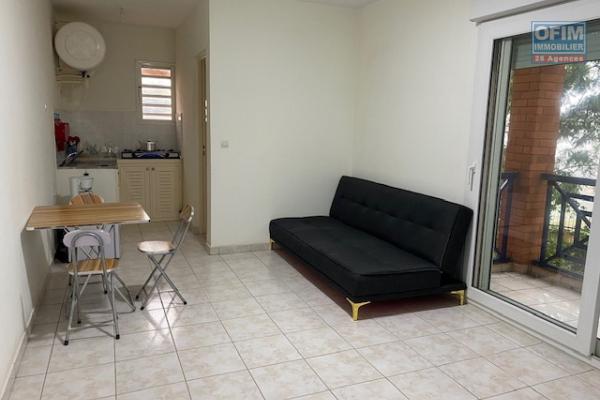 Un studio semi meublé dans une résidence sécurisée à Ambatobe ( LOUE )