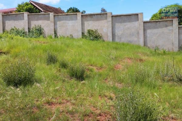Beau terrain de 987 m2, entièrement clôturé , Jirama sur place sis à Alasora- Antananarivo