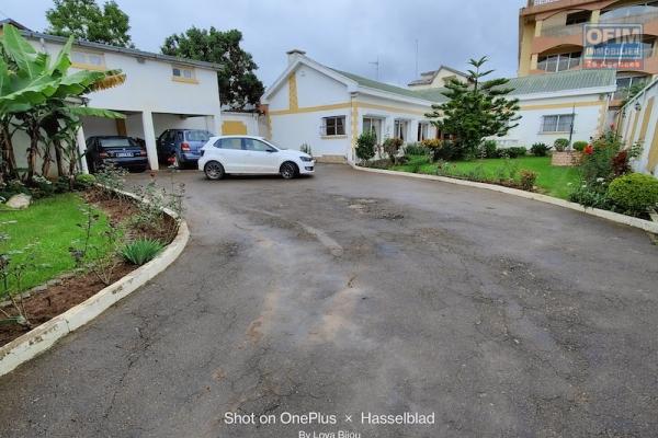 à vendre grande villa F3 de 150M2 habitable sur ivato. Contact Mr Jacky