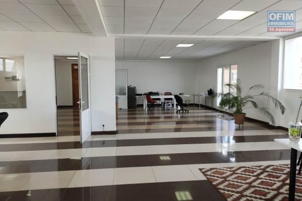 OFIM Immobilier loue un local de 160m2 à usage de bureau sur Antsahavola au 6e étage avec ascenseur et un parking