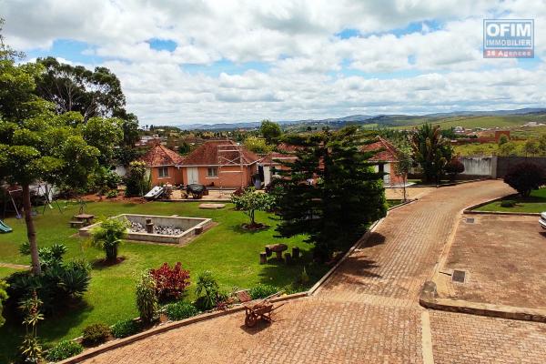  vente d'une belle et grande propriété avec piscine, villa F10 et 4 bungalow à Betsizaraina